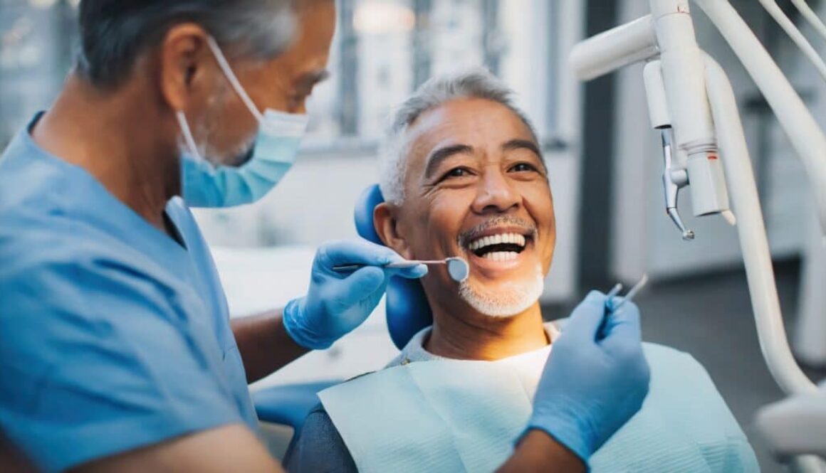 should-you-choose-dental-implants-or-dentures